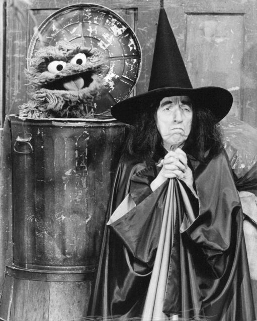 719px-sesame_street_margaret_hamilton_oscar_the_grouch_1976-511x640